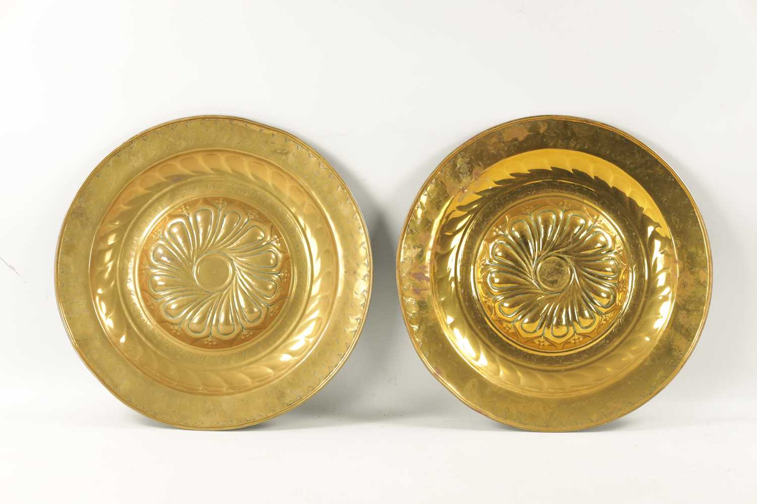 A PAIR OF 17TH CENTURY BRASS ALMS DISHES - Image 4 of 8