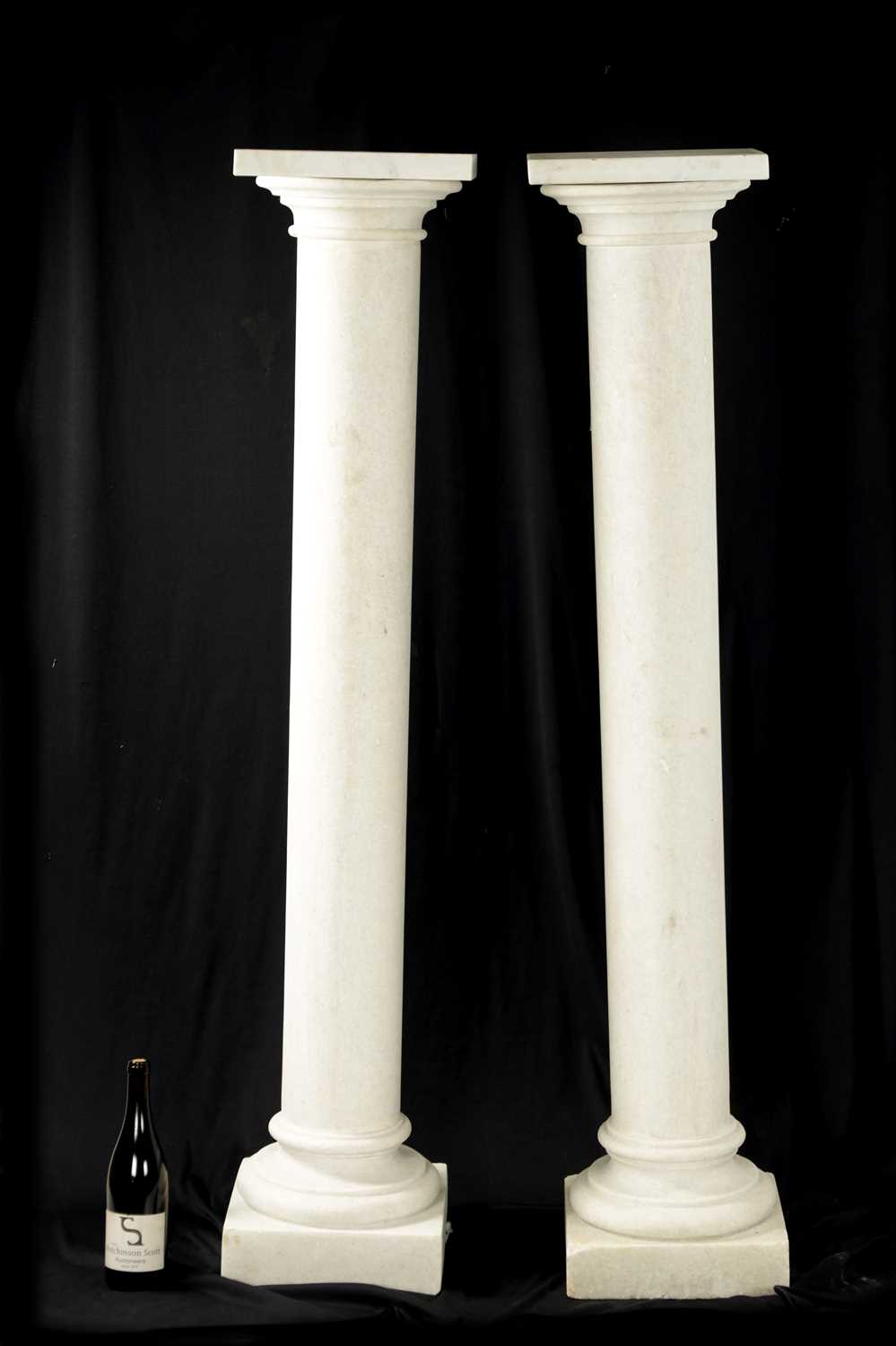 A LARGE PAIR OF WHITE MARBLE COLUMNS - Image 2 of 8