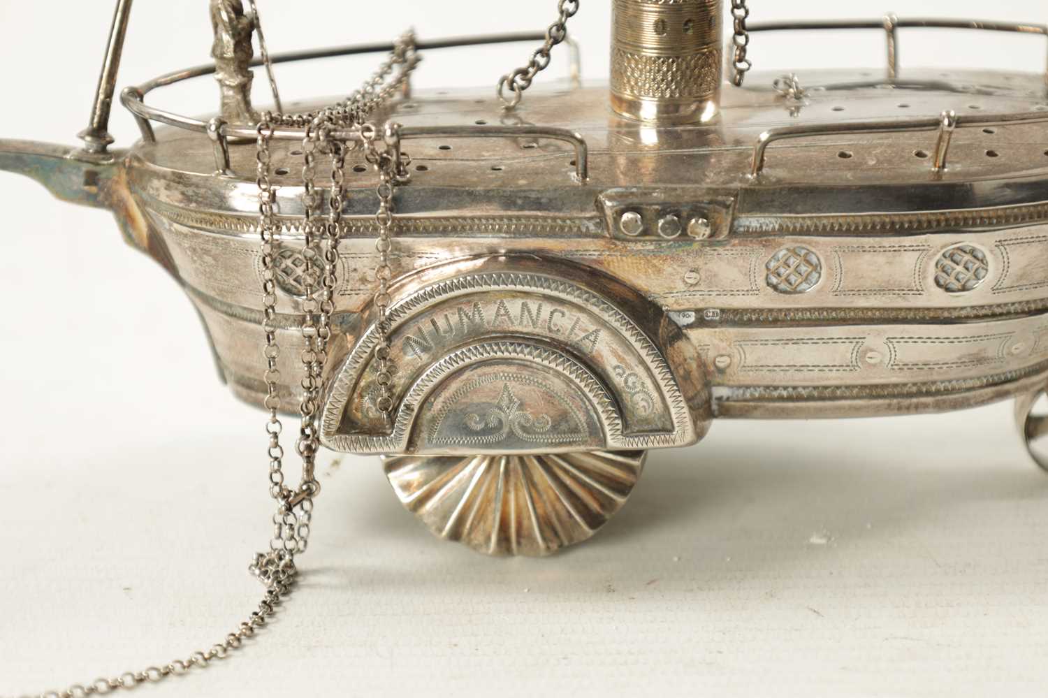 AN EARLY 20TH CENTURY SILVER METAL NOVELTY TABLE LIGHTER - Image 4 of 5