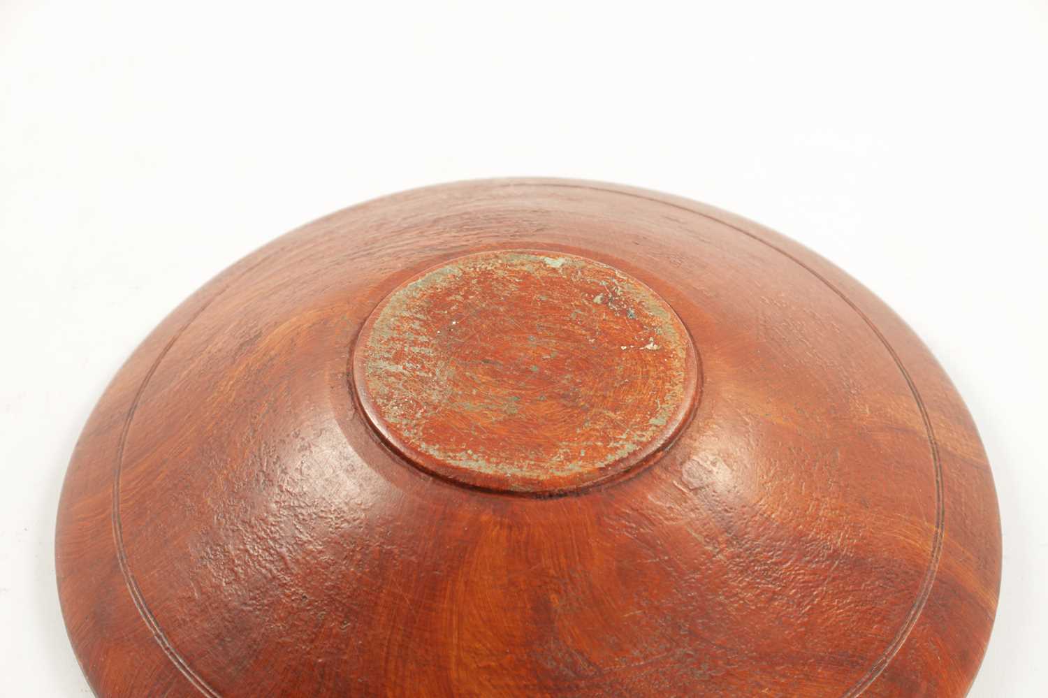 A 19TH CENTURY SCUMPLED PINE TREEN FRUIT BOWL POSSIBLY AMERICAN - Image 7 of 7