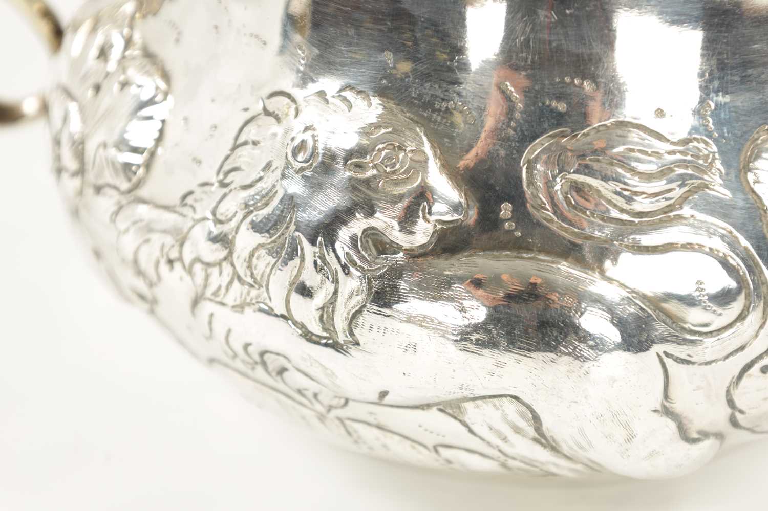 A FINE CHARLES II OVERSIZED SILVER PORRINGER - Image 4 of 8