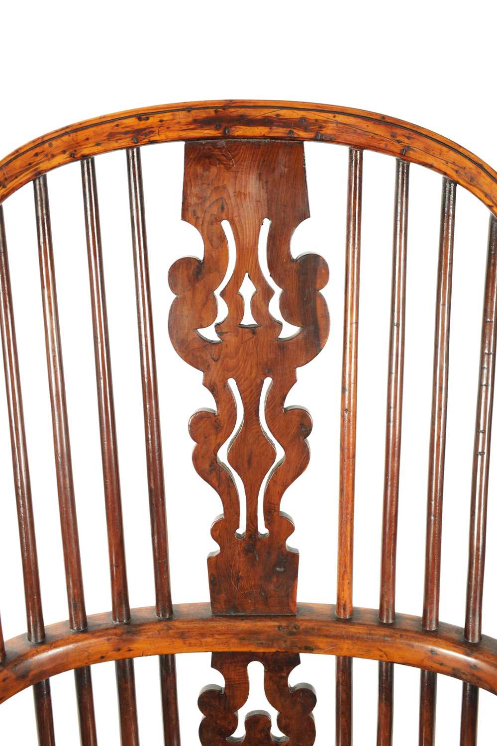 AN EARLY 19TH CENTURY NOTTINGHAMSHIRE YEW-WOOD HIGH BACK WINDSOR CHAIR - Image 4 of 9