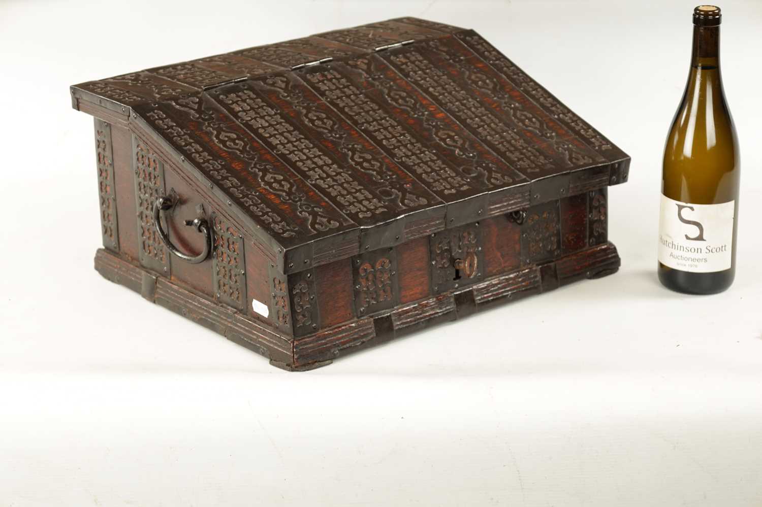 A RARE LATE 16TH CENTURY NUREMBERG IRON-BOUND OAK TABLE DESK - Image 2 of 9