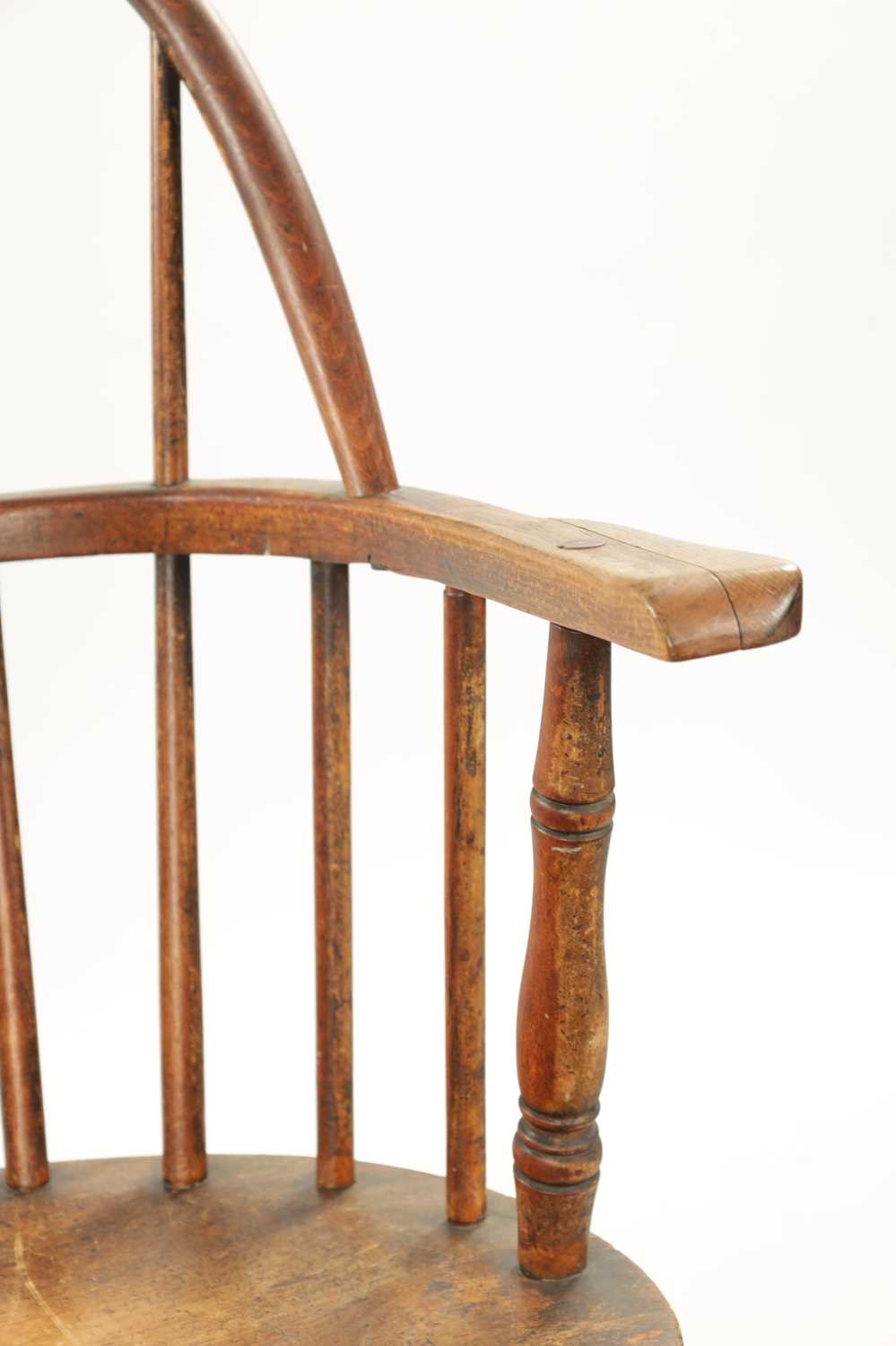 A 19TH CENTURY AMERICAN PRIMITIVE STICK BACK WINDSOR CHAIR - Image 4 of 10