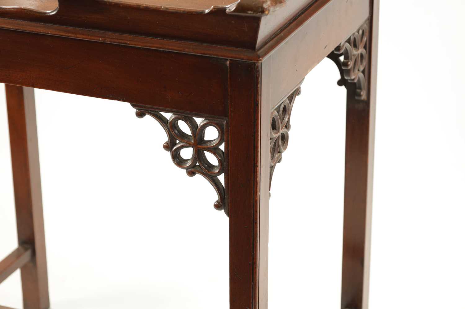 A REPRODUCTION CHIPPENDALE STYLE MAHOGANY TRAY ON STAND - Image 3 of 6