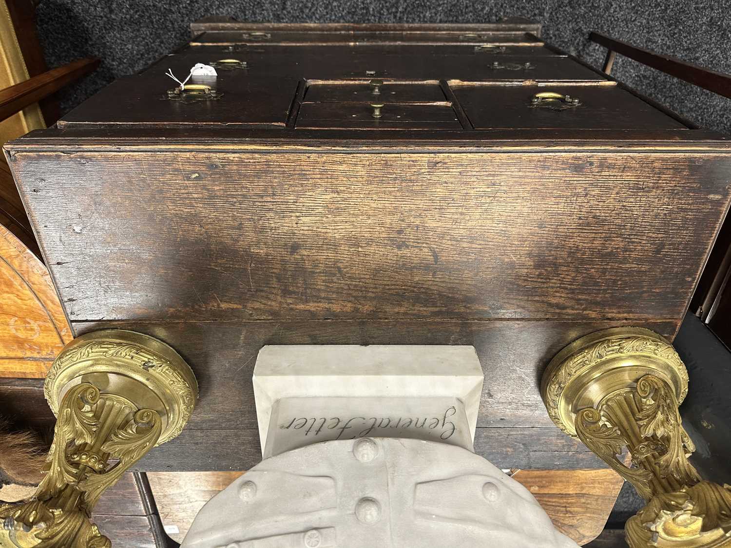 AN EARLY 19TH CENTURY OAK NORFOLK / SUFFOLK CHEST OF DRAWERS - Image 10 of 12