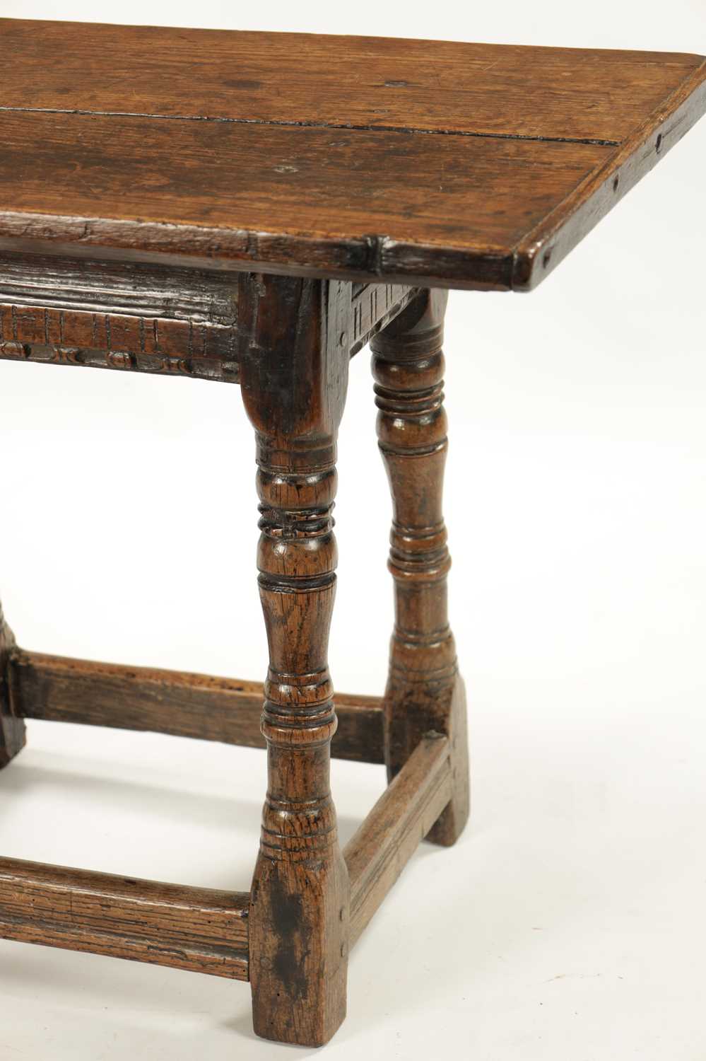 A RARE 17TH CENTURY JOINED OAK TAVERN STOOL/TABLE - Bild 4 aus 7