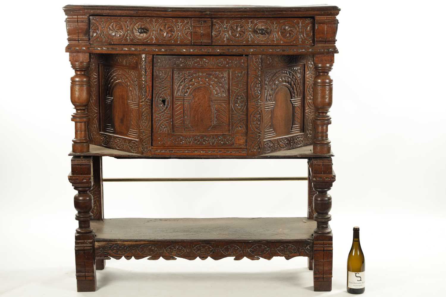 A 17TH CENTURY CARVED OAK BUFFET - Image 7 of 9