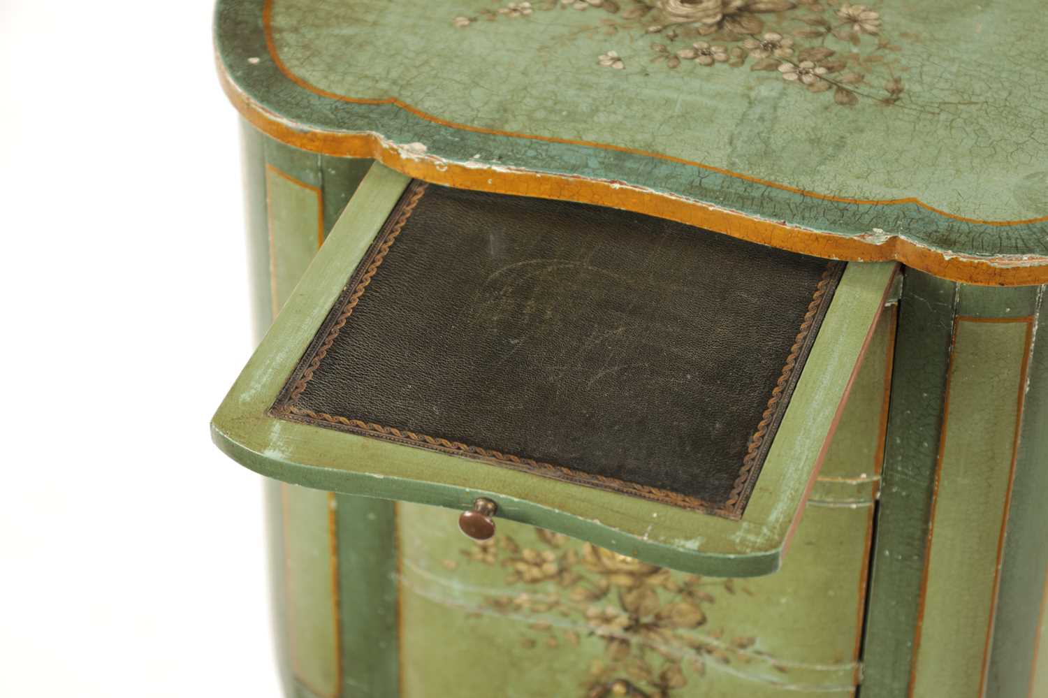 A SMALL FRENCH LATE 18TH CENTURY BEDSIDE TABLE - Image 4 of 8