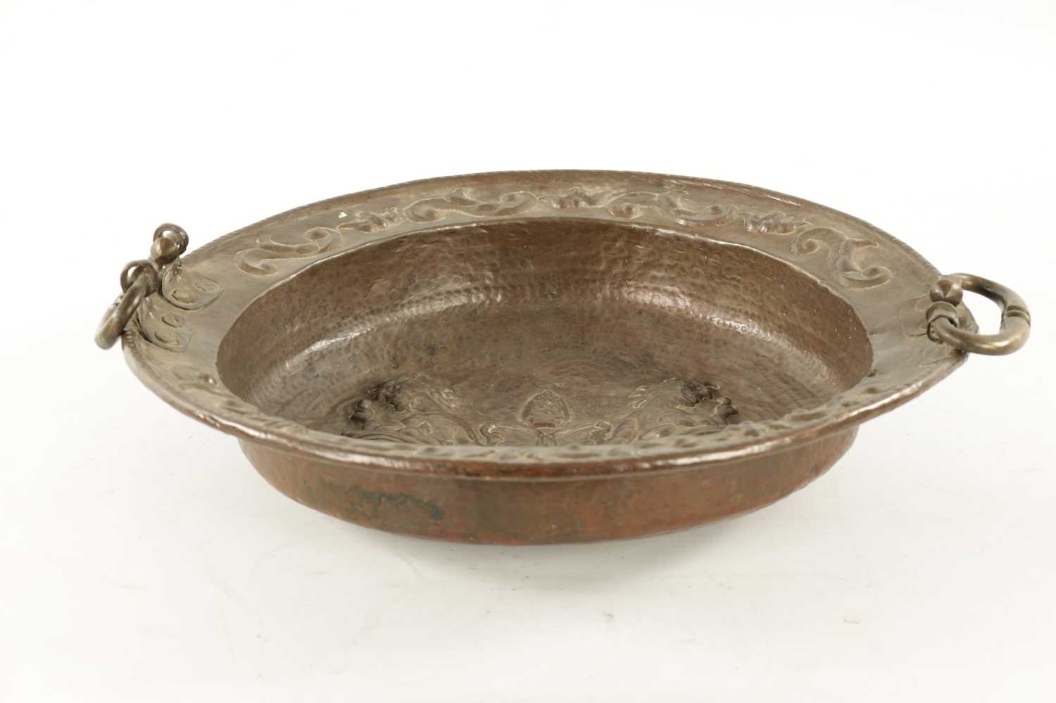 AN EARLY 18TH CENTURY SPANISH EMBOSSED BRASS TWO HANDLED DISH - Image 7 of 8