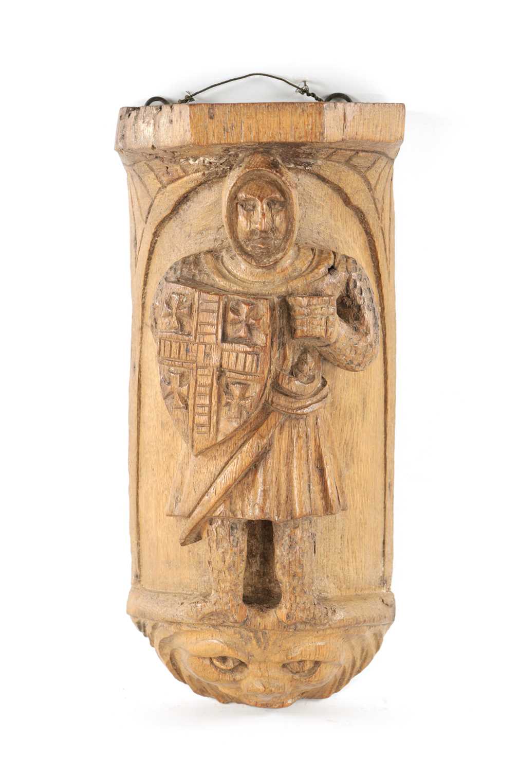 A RARE 17TH CENTURY CARVED BRACKET HAVING A KNIGHT TEMPLAR