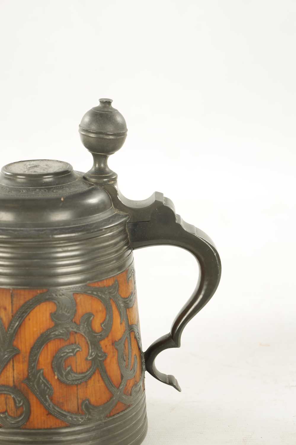 A 19TH CENTURY SWEDISH COMMEMORATIVE OAK AND PEWTER TANKARD - Image 4 of 8