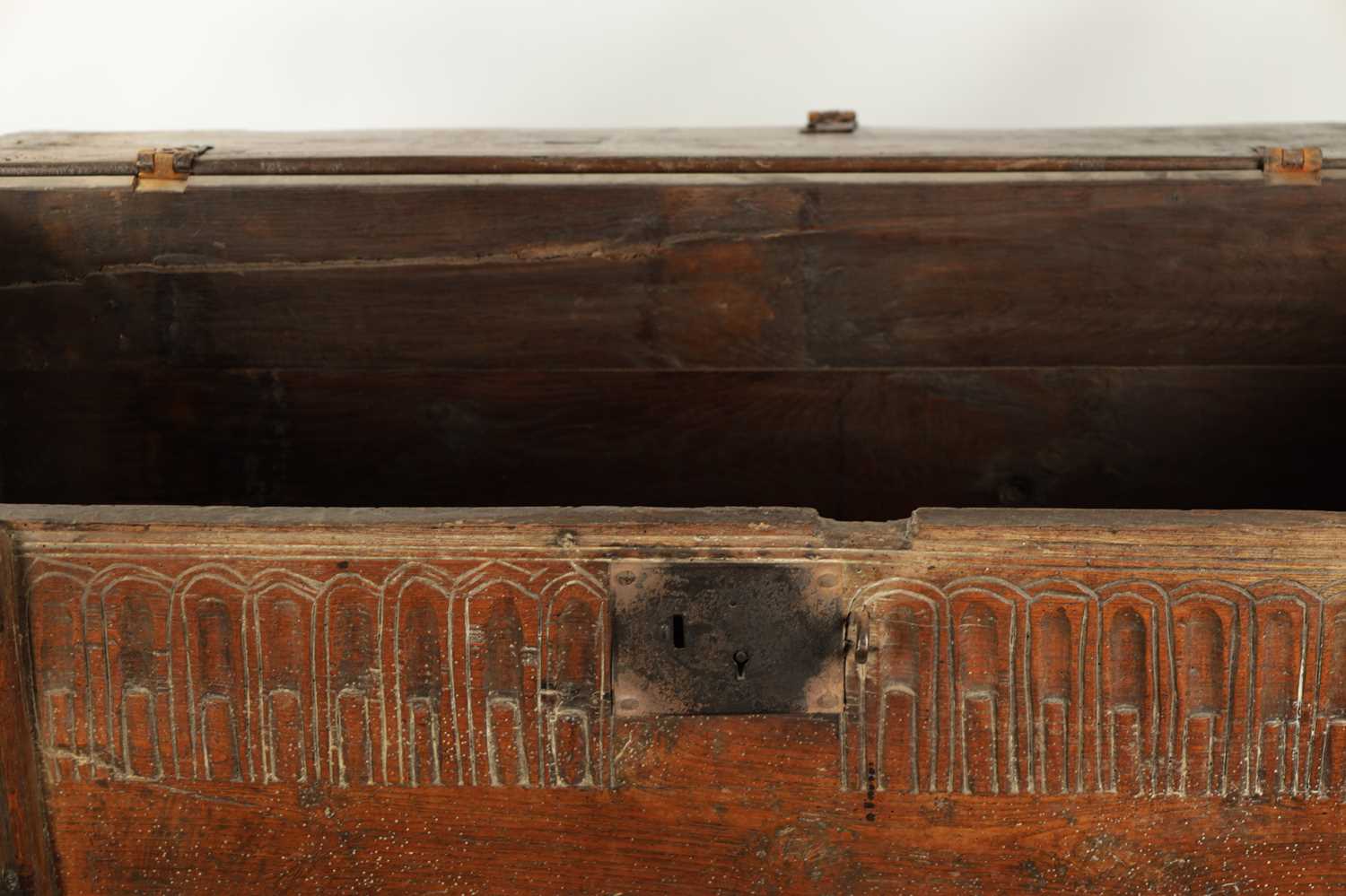 A RARE LATE 16TH CENTURY WELSH OAK BOARDED CHEST - Image 5 of 6