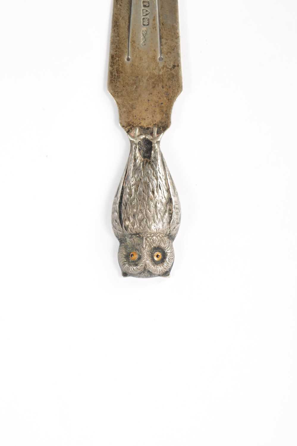 AN EARLY 20TH CENTURY SILVER NOVELTY BOOKMARK FORMED AS AN OWL - Image 2 of 6