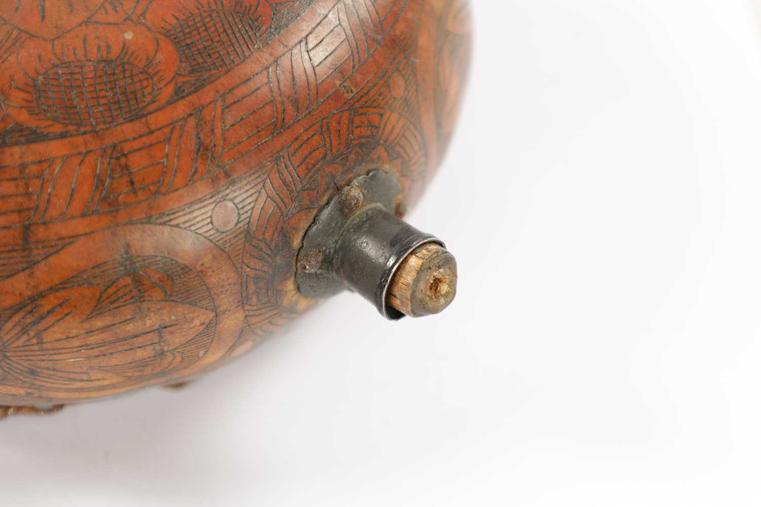 A 19TH CENTURY ENGRAVED GOURD POWDER FLASK - Image 4 of 4