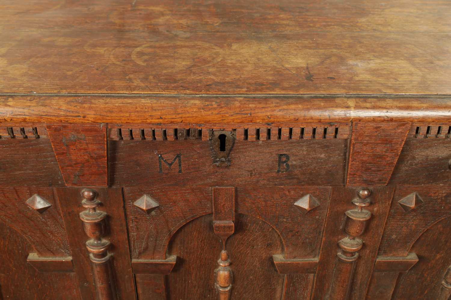 A 17TH CENTURY JACOBEAN OAK LAUDIAN COFFER - Image 2 of 11