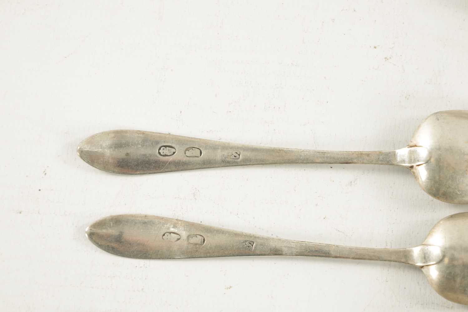 A SET OF SIX GEORGE III IRISH SILVER DESSERT SPOONS - Image 4 of 5