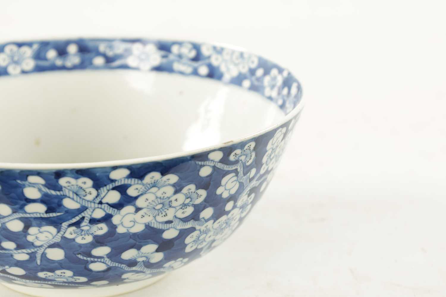 A LARGE 19TH CENTURY CHINESE BLUE AND WHITE PORCELAIN PRUNUS BOWL - Image 3 of 14