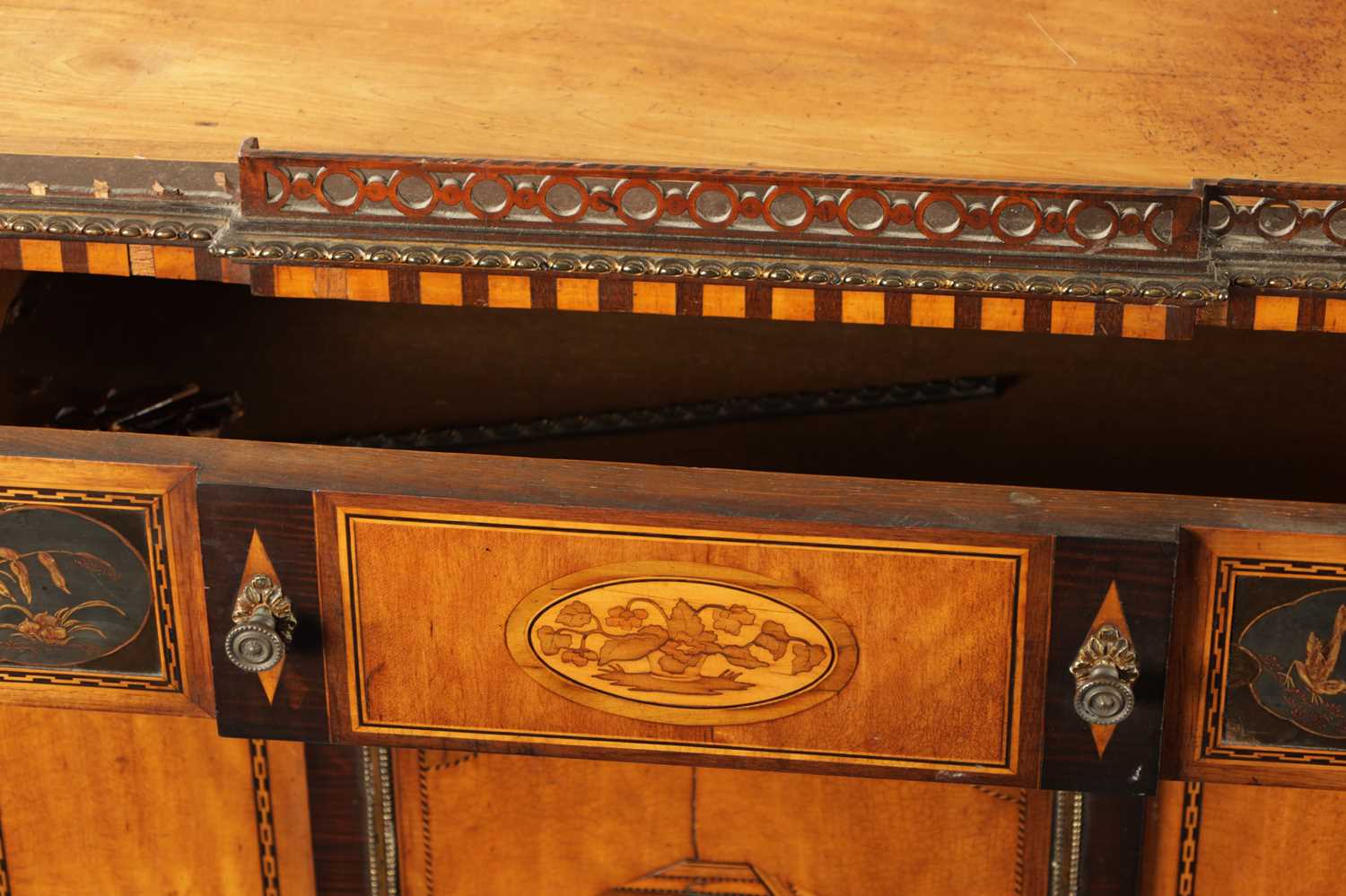 A FINE PAIR OF 18TH CENTURY CONTINENTAL SATINWOOD AND MAHOGANY LACQUERWORK AND INLAID SIDE CABINETS - Image 7 of 15