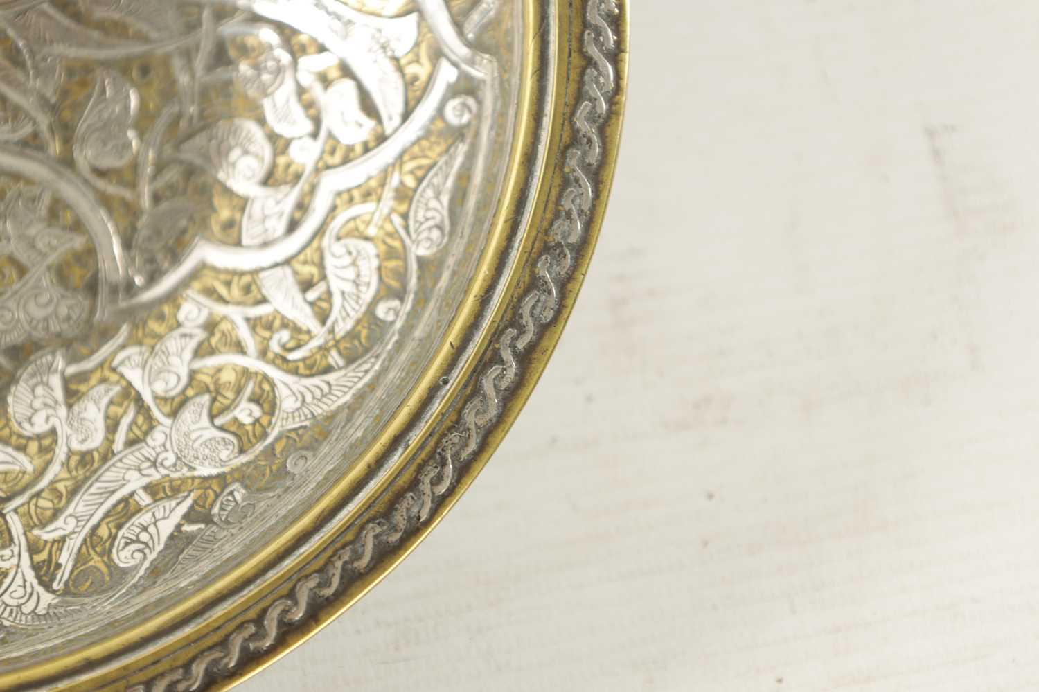 AN 18TH/19TH CENTURY MIDDLE EASTERN CAST BRASS AND SILVER INLAY SHALLOW BOWL - Image 4 of 5