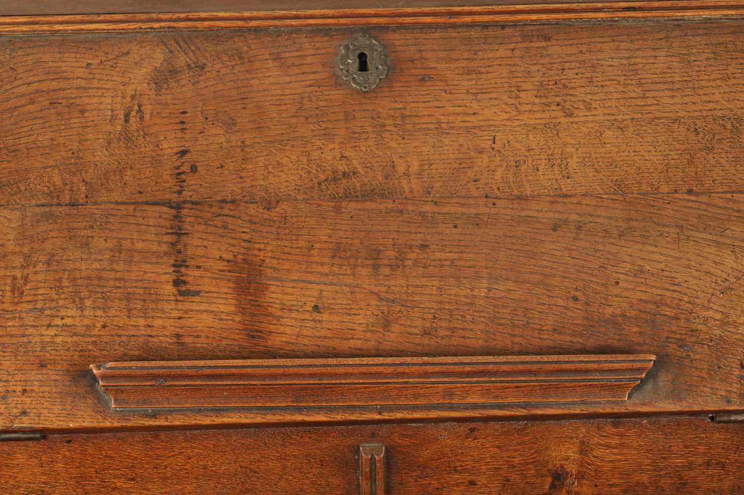 AN EARLY 18TH CENTURY FIGURED OAK COUNTRY MADE BUREAU - Image 3 of 11