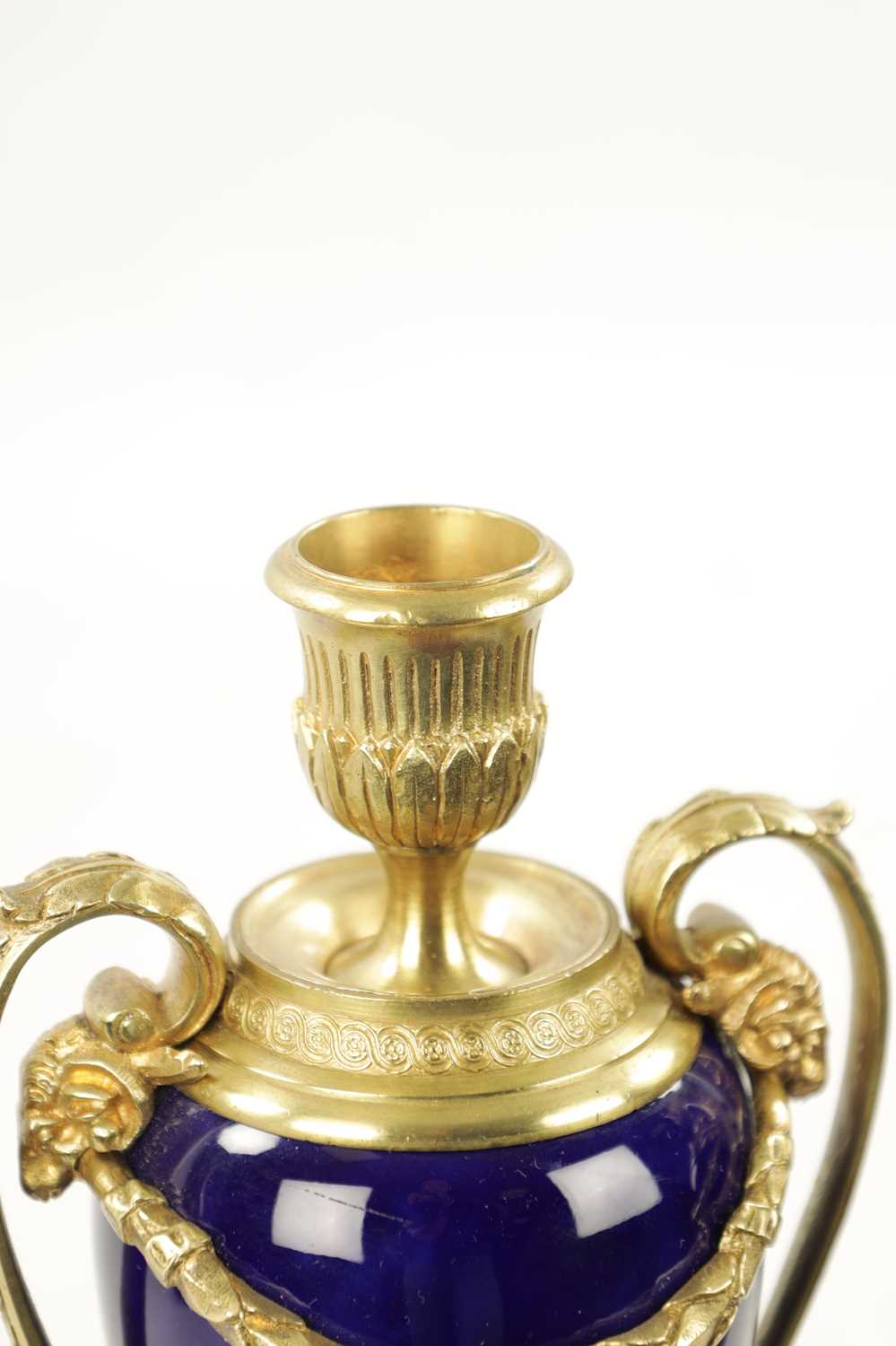 A PAIR OF REGENCY ORMOLU AND PORCELAIN CASSOLETTES IN THE MANNER OF MATTHEW BOLTON - Image 4 of 8