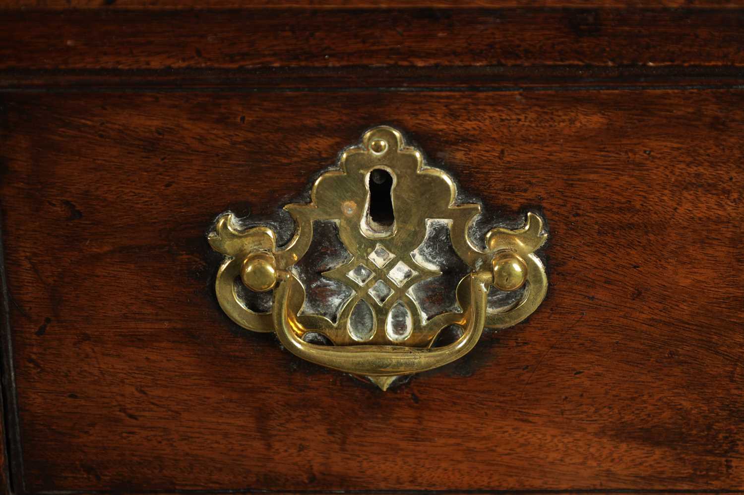 AN EARLY 18TH CENTURY WALNUT BACHELORS CHEST - Image 6 of 8