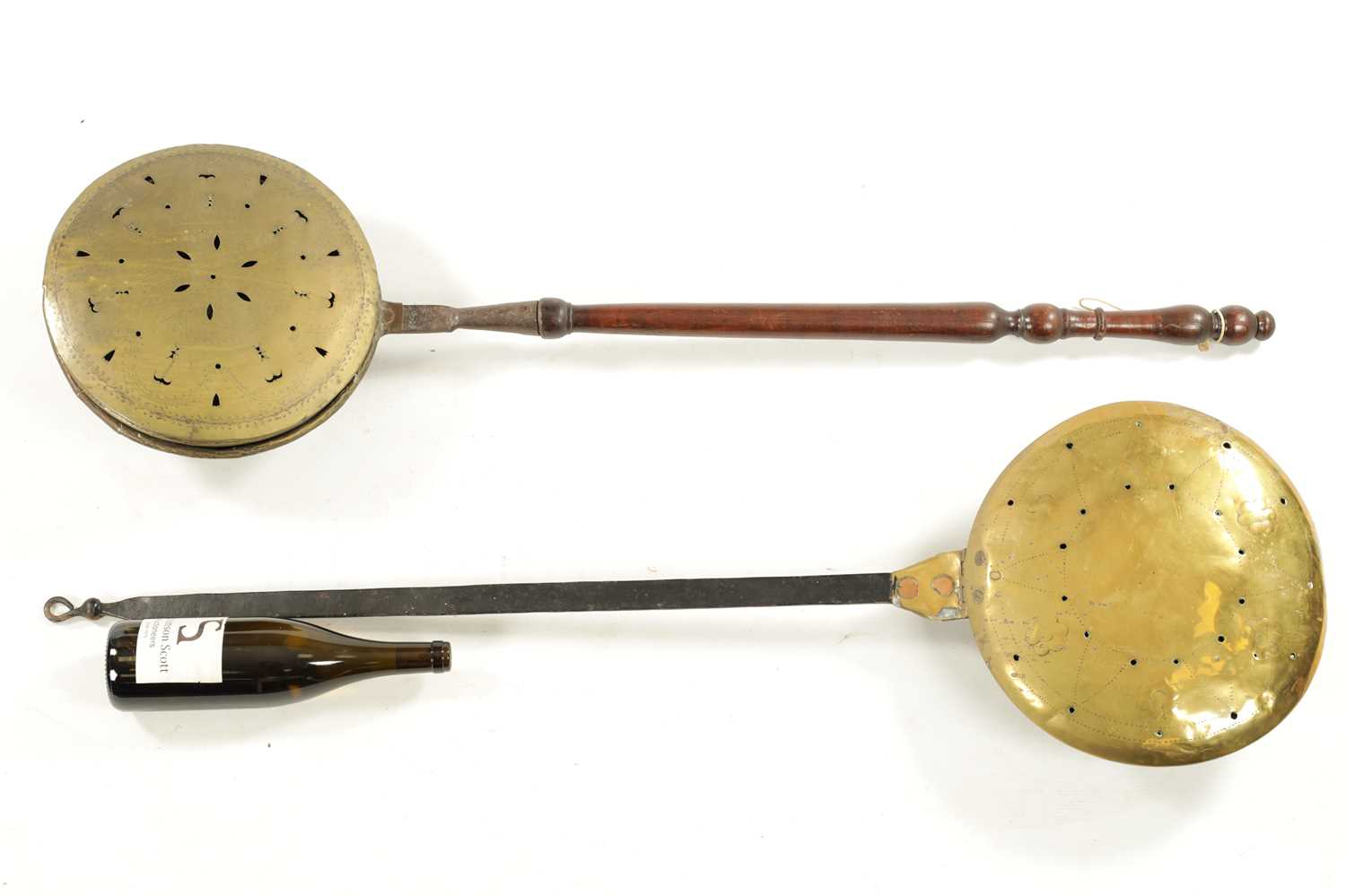 A 17TH CENTURY BRASS WARMING PAN AND AN 18TH CENTURY BRASS PIERCED WARMING PAN - Image 2 of 9