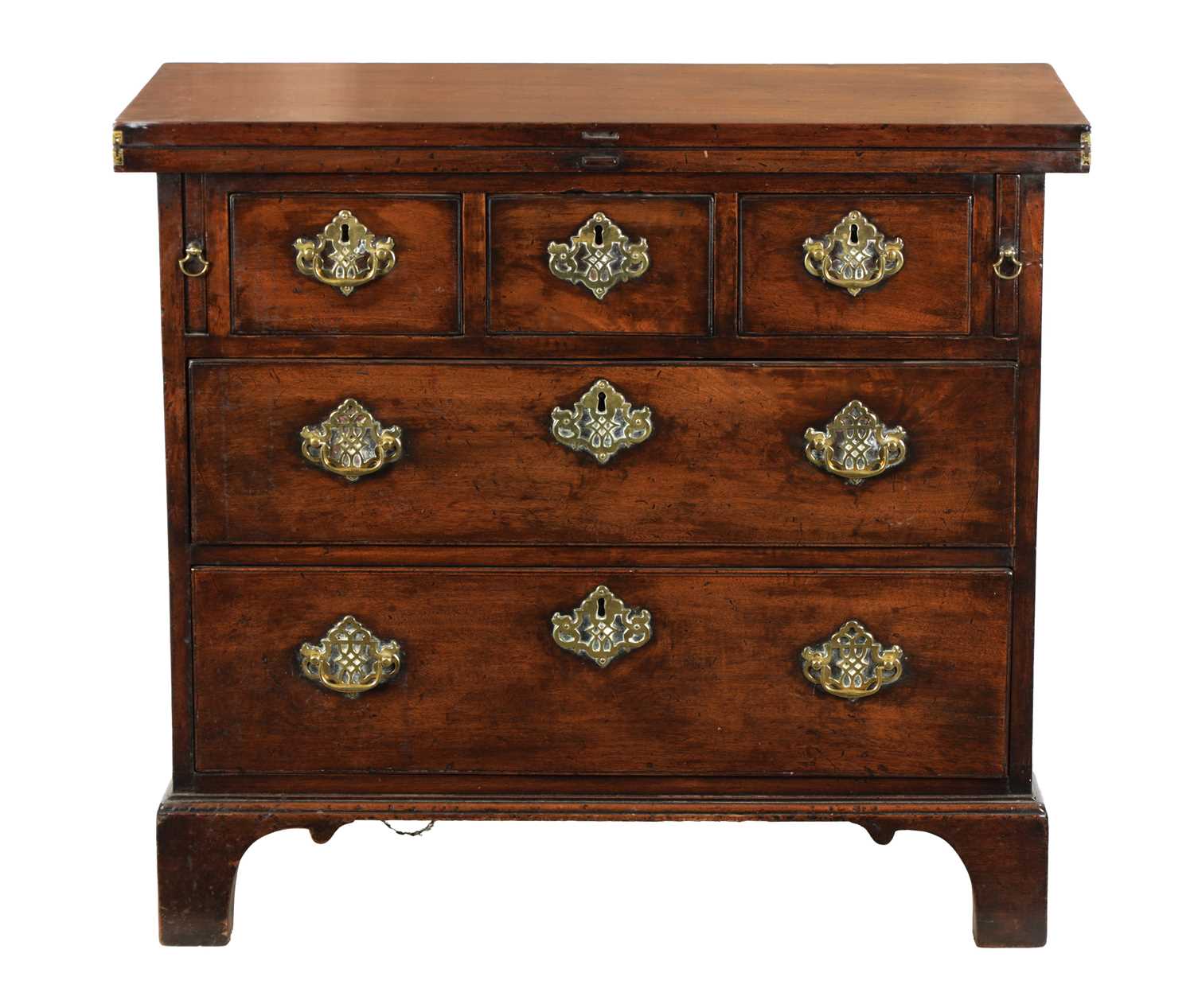 AN EARLY 18TH CENTURY WALNUT BACHELORS CHEST