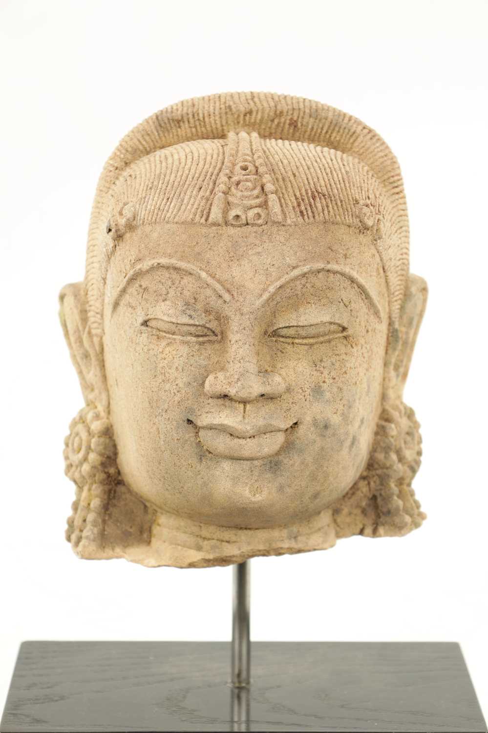 A CARVED STONE HEAD OF AN INDIAN BUDDHA - Image 2 of 6