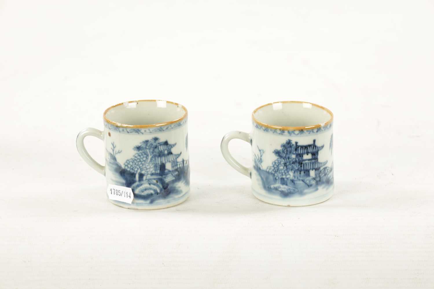 A PAIR OF 18TH CENTURY CHINESE BLUE AND WHITE MUGS - Image 5 of 6