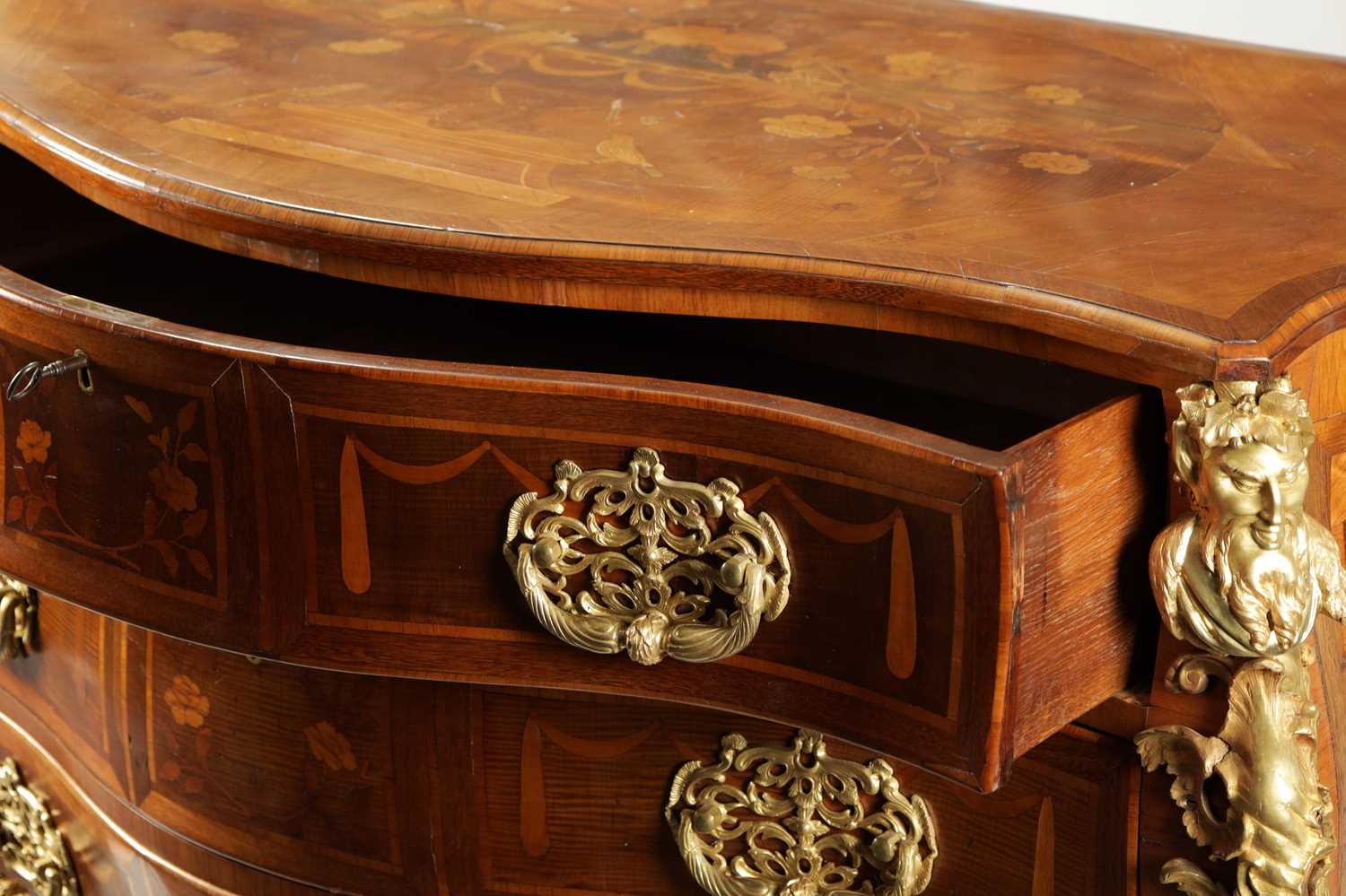 A FINE GEORGE II ENGLISH MARQUETRY COMMODE IN THE MANNER OF HENRY HILL - Image 14 of 23