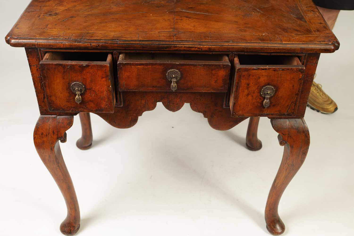 A GEORGE I FIGURED WALNUT AND HERRING-BANDED LOWBOY - Image 3 of 8