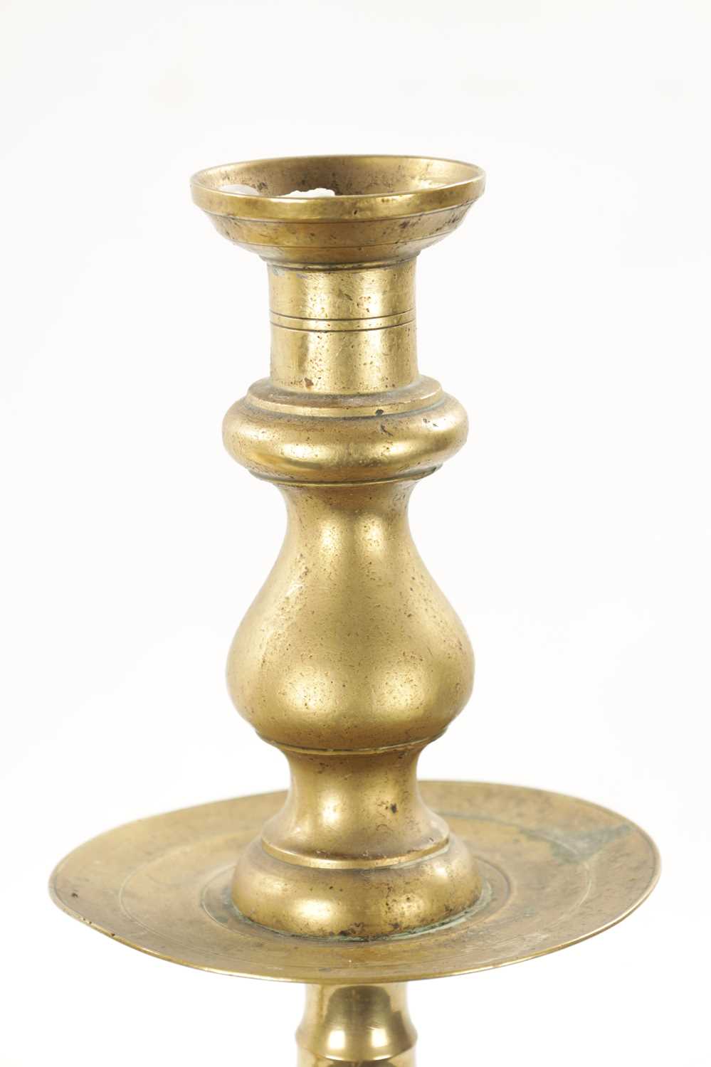 A LARGE PAIR OF 18TH CENTURY BRASS CANDLESTICKS - Image 3 of 9
