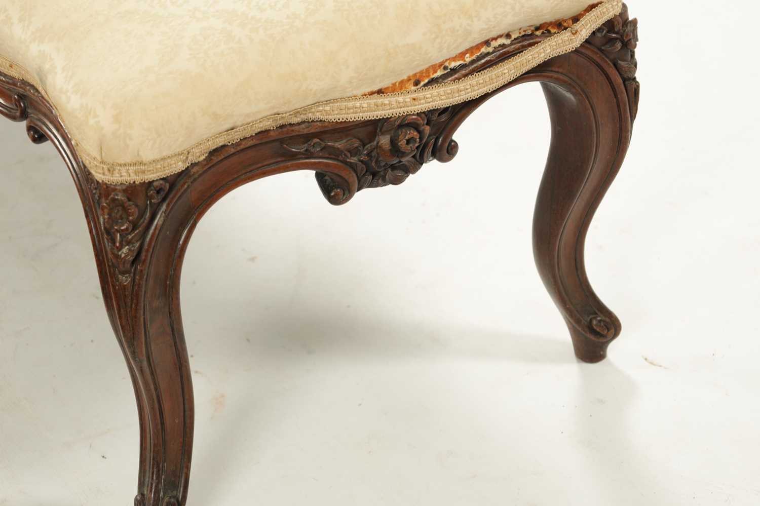 A VICTORIAN CARVED MAHOGANY DRESSING STOOL - Image 4 of 4