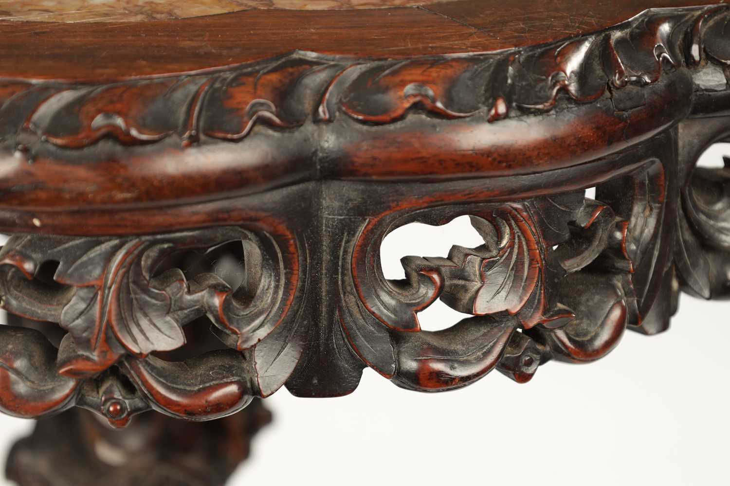 A GOOD 19TH CENTURY CHINESE CARVED HARDWOOD MARBLE TOPPED OCCASIONAL TABLE - Image 6 of 7