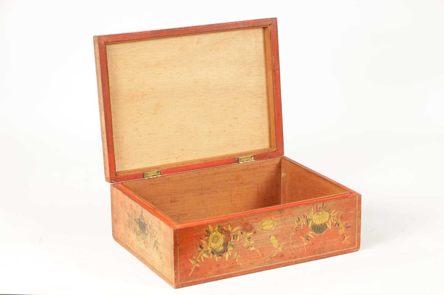 A 19TH CENTURY RED LACQUER AND CHINOISERIE DECORATED BOX - Bild 4 aus 6