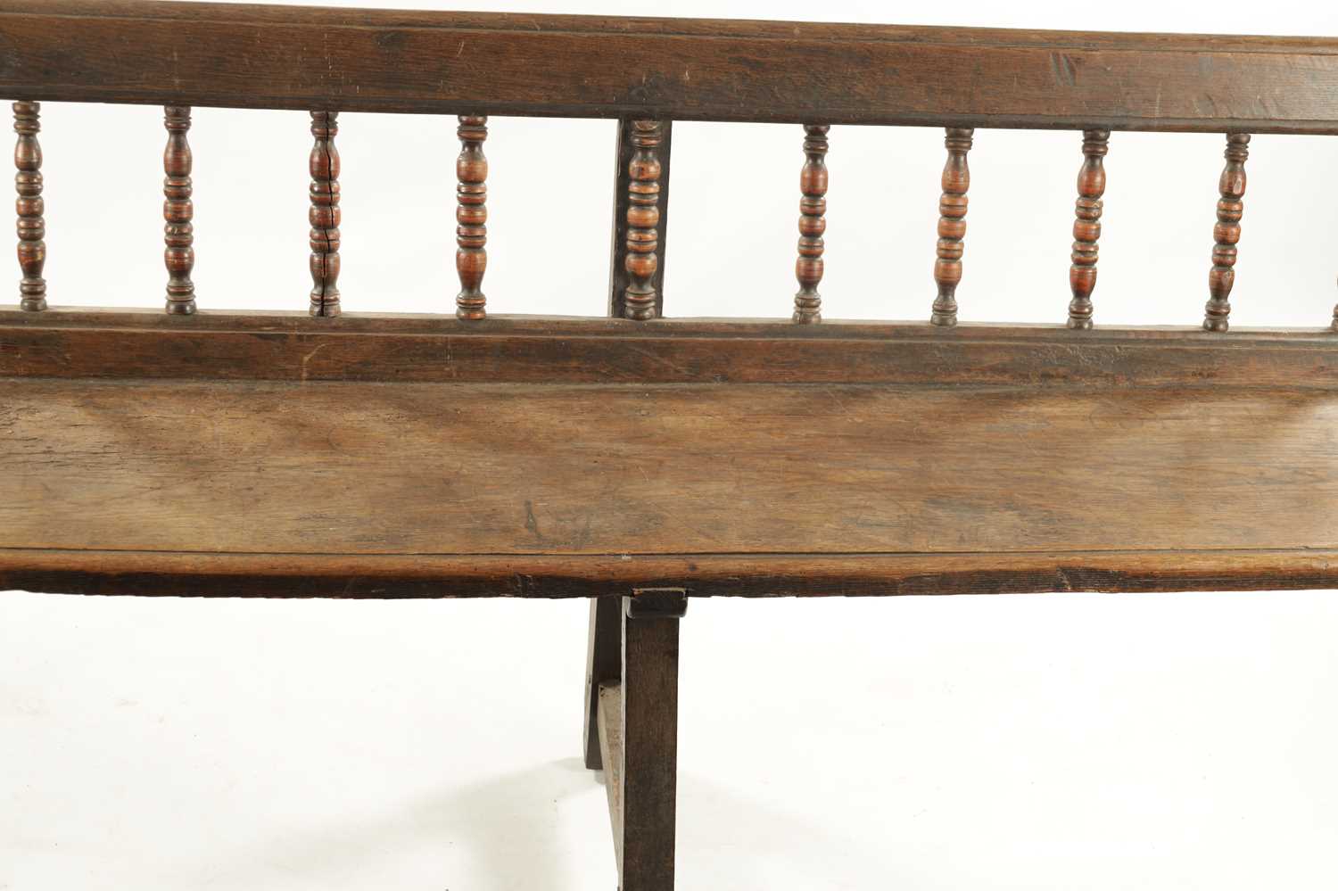 AN EARLY 18TH CENTURY OAK SPINDLE BACK BENCH - Image 5 of 9