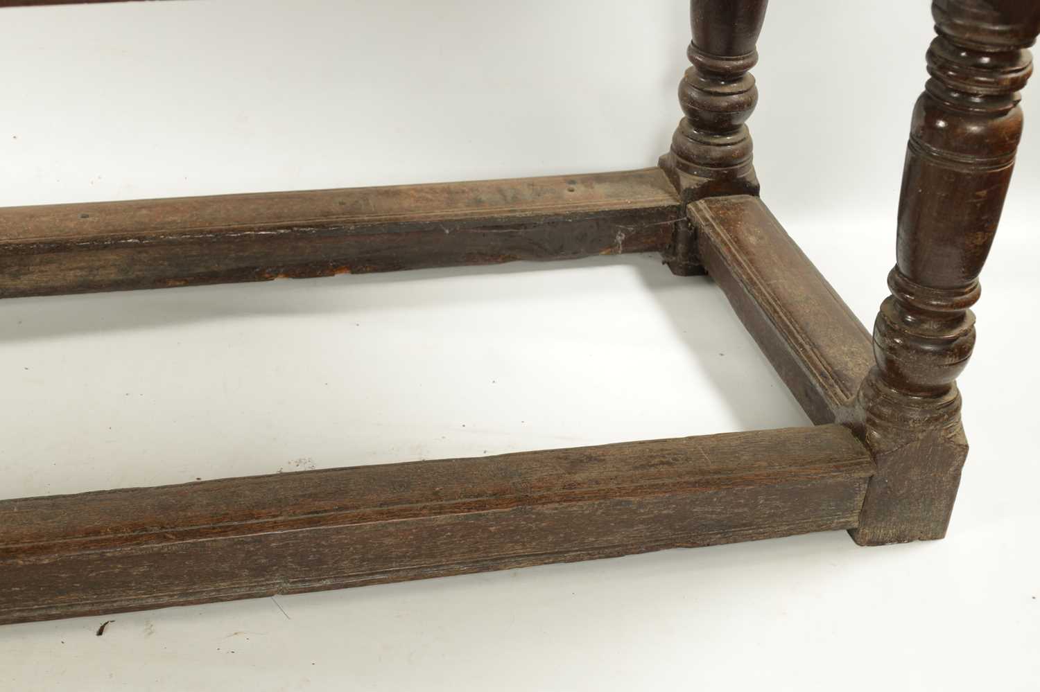 A 17TH CENTURY OAK REFECTORY TABLE - Image 4 of 5