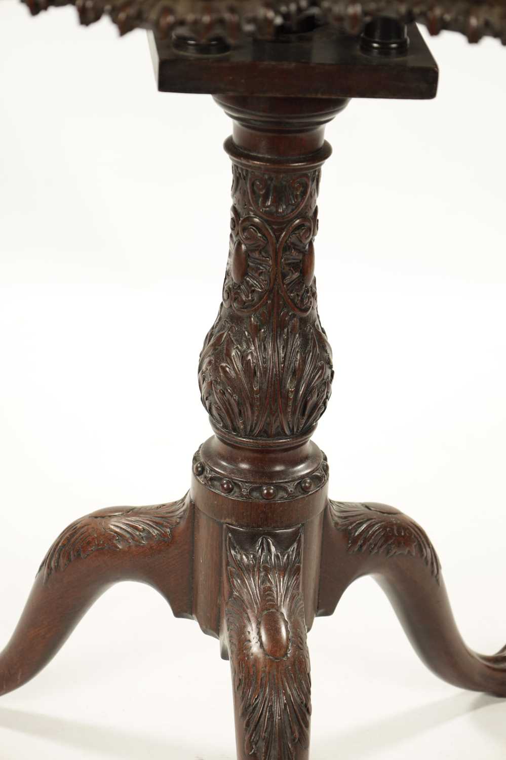 A FINE GEORGE III CHIPPENDALE CARVED MAHOGANY TILT-TOP SUPPER TABLE - Image 8 of 9