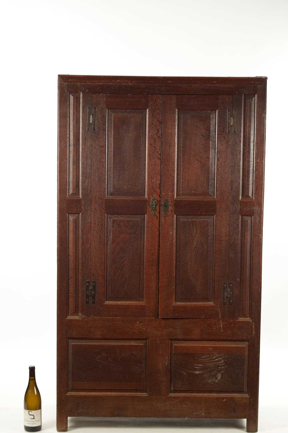 A SMALL EARLY 18TH CENTURY OAK PANELLED CUPBOARD - Image 2 of 15