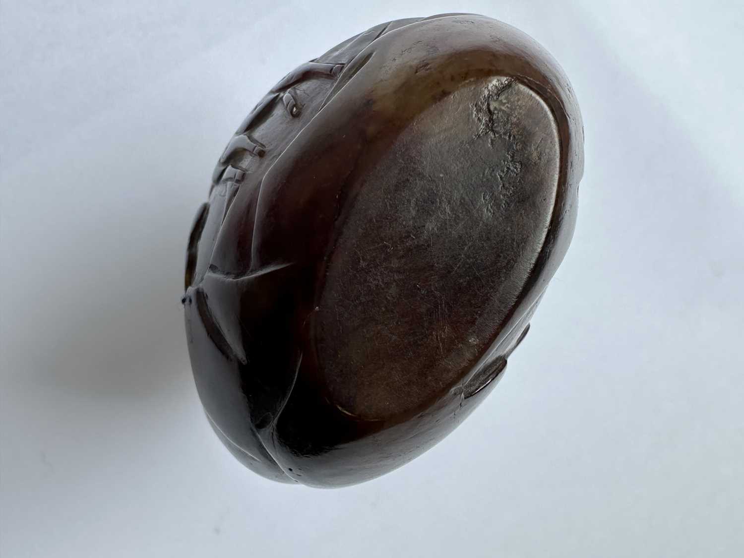 A CHINESE CARVED RUSSET JADE SNUFF BOTTLE - Image 9 of 18