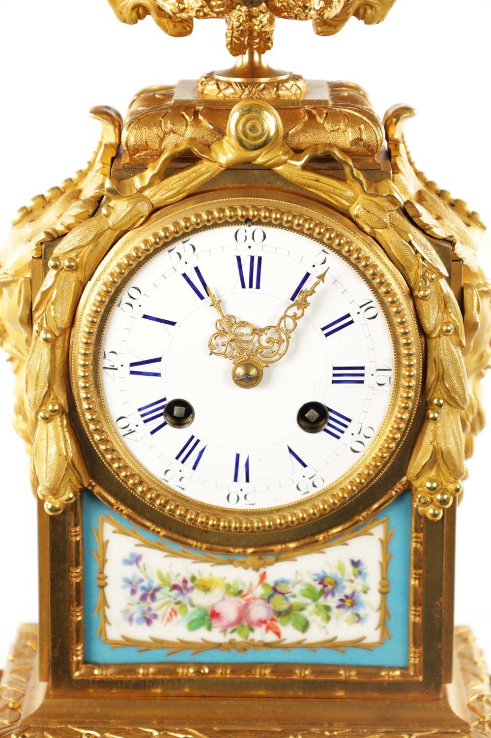 A LATE 19TH CENTURY FRENCH PORCELAIN PANELLED ORMOLU MANTEL CLOCK - Image 3 of 10