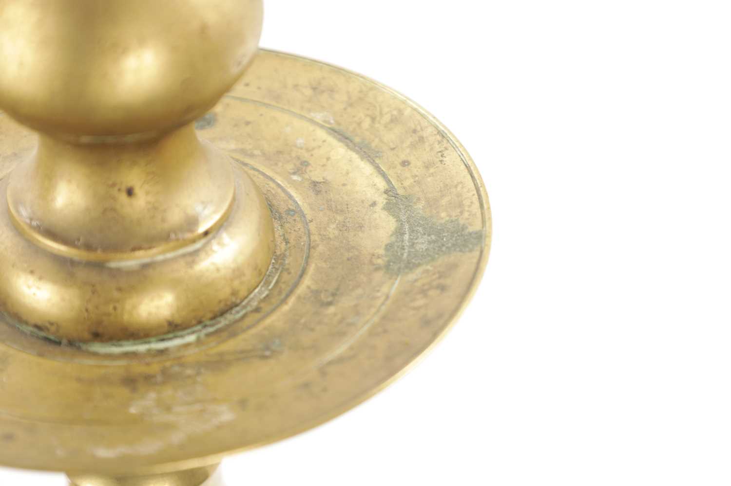 A LARGE PAIR OF 18TH CENTURY BRASS CANDLESTICKS - Image 8 of 9
