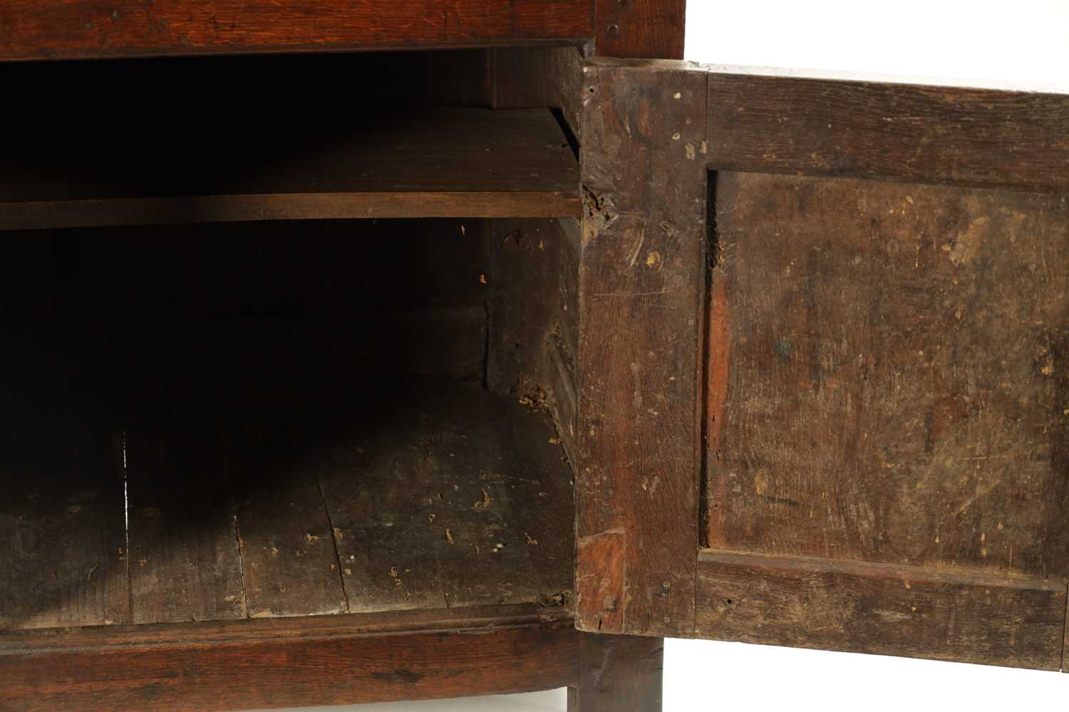 AN EARLY 18TH CENTURY OAK POSTED CANOPY DRESSER - Image 9 of 26