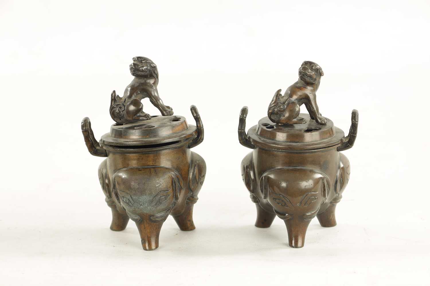 A PAIR OF CHINESE LIDDED INCENSE BURNERS - Image 5 of 9