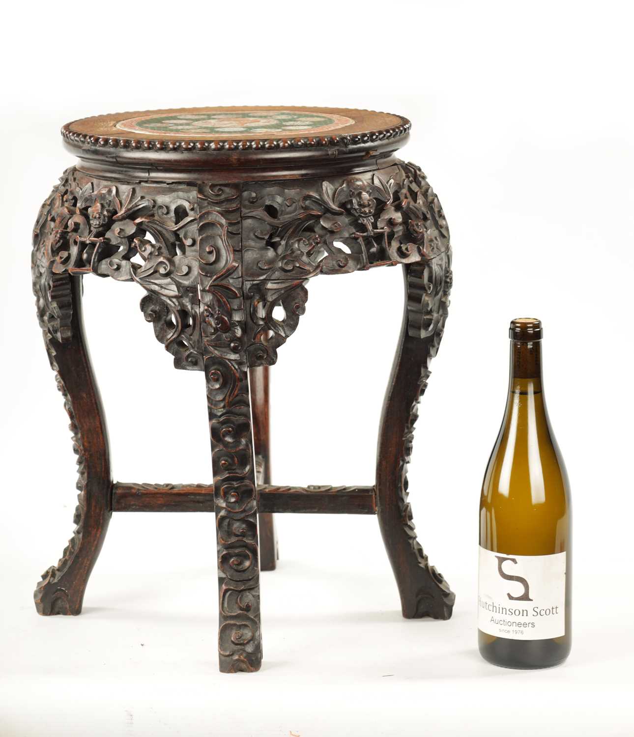 A 19TH CENTURY CHINESE HARDWOOD JARDINIERE STAND WITH CANTON PORCELAIN TOP - Image 9 of 10