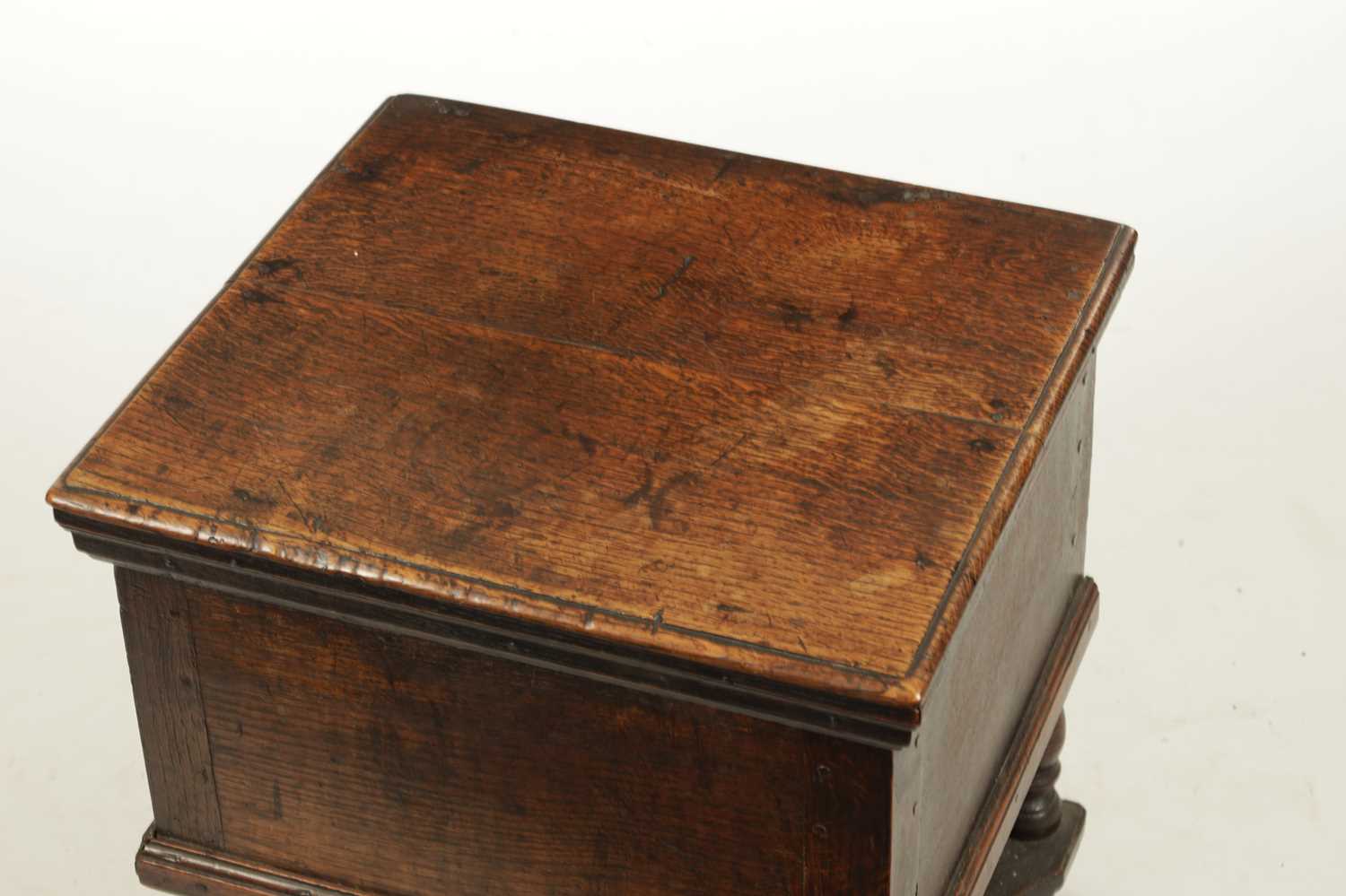 AN EARLY 18TH CENTURY OAK CLOSE STOOL - Image 5 of 5