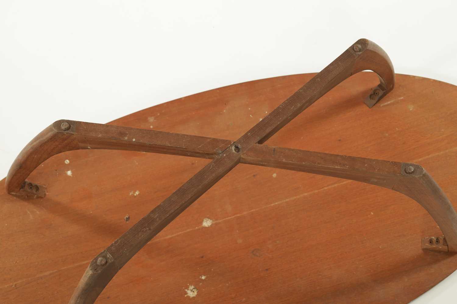 A 1950'S OVAL COFFEE TABLE - Image 4 of 5