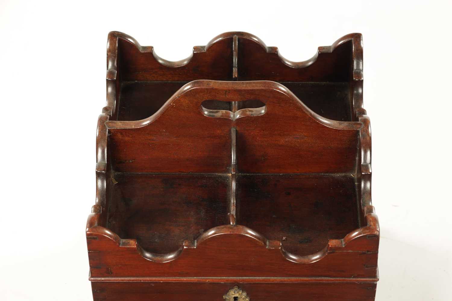 A RARE GEORGE III MAHOGANY BUTLERS BOTTLE CARRIER - Image 4 of 11